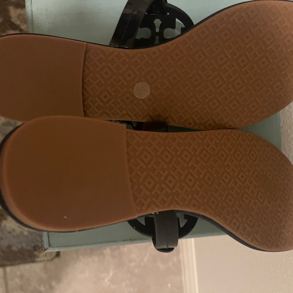 Tory Burch, millers. I wore them once in my house . Like new !